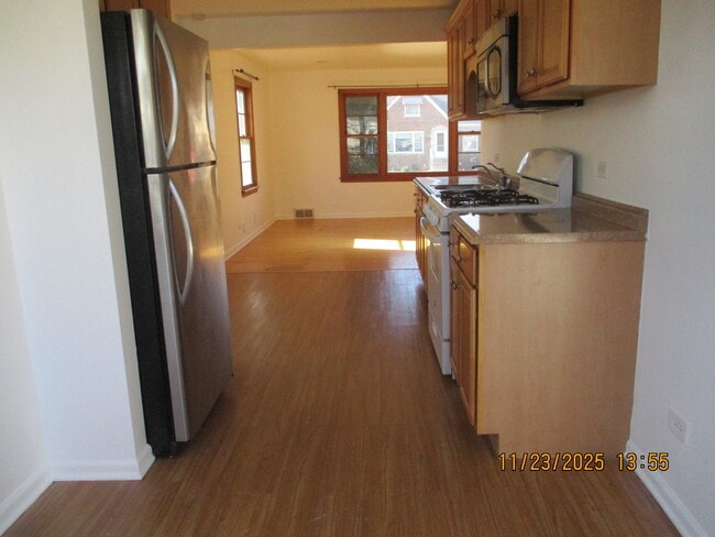 Building Photo - 9737 Warren Ave