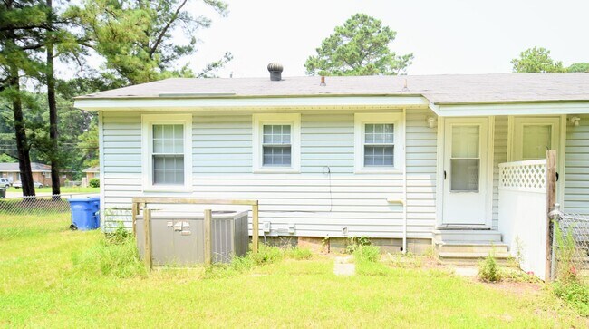 Building Photo - 809 Varsity Dr