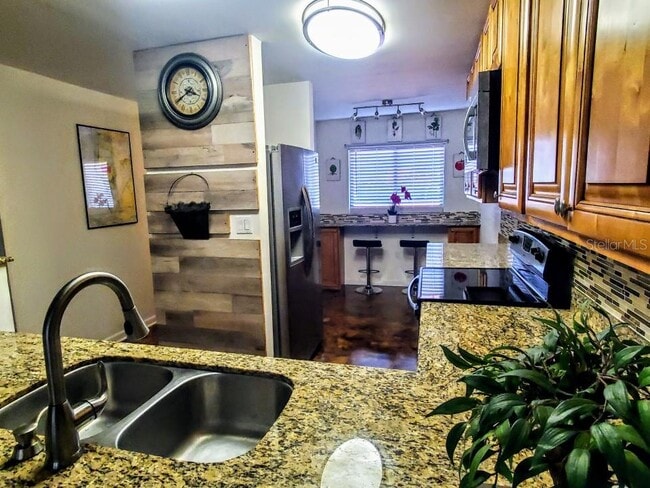 Building Photo - 106 1st St E