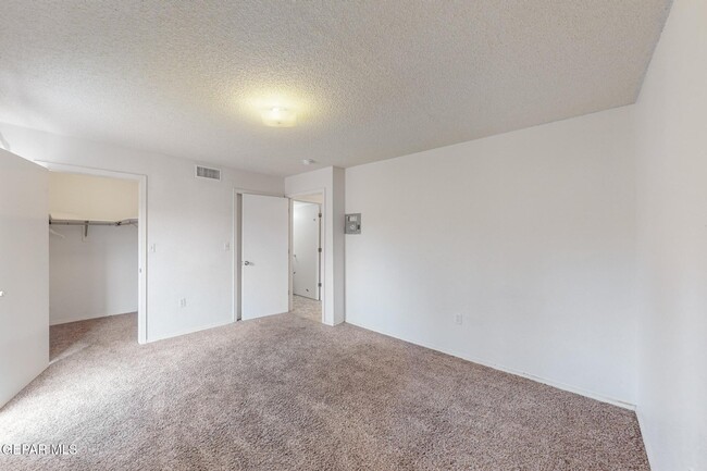 Building Photo - 3519 Oasis Dr