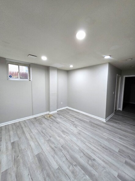 Building Photo - 457 Admiral St