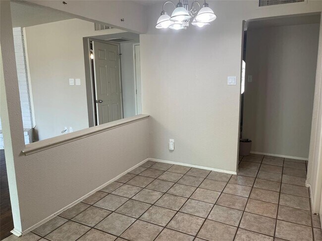 Building Photo - 630 Valley View Dr