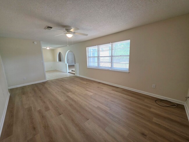 Building Photo - 5BR/2BA home with large family room