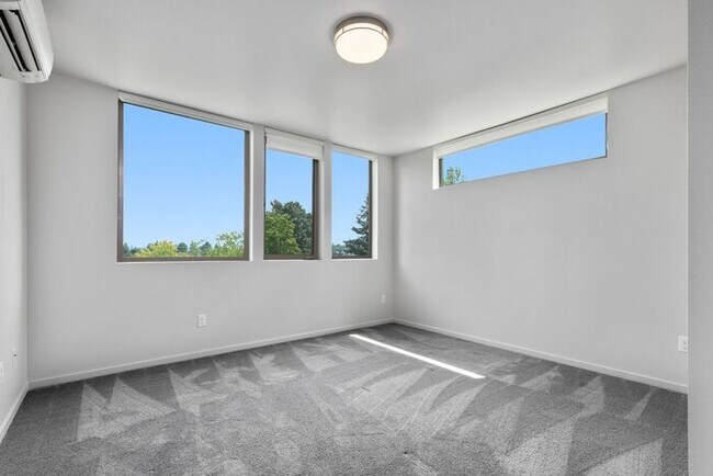 Building Photo - Stunning Ultra-Modern Capitol Hill View Home with Air Conditioning