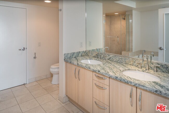 Building Photo - 13650 Marina Pointe Dr