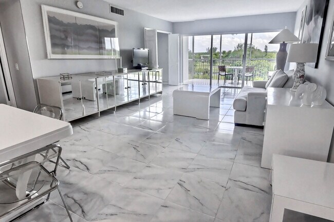 Building Photo - 3050 N Palm Aire Dr