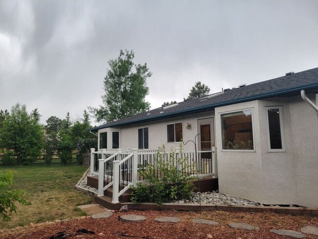 Building Photo - 3 Bed 2 Bath Ranch-Style Home - Available ...