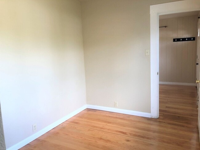 Building Photo - Duplex, walking distance to Grass Valley downtown