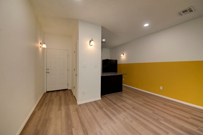 Building Photo - Amazing Modern 4 Bedroom in North Valley A...