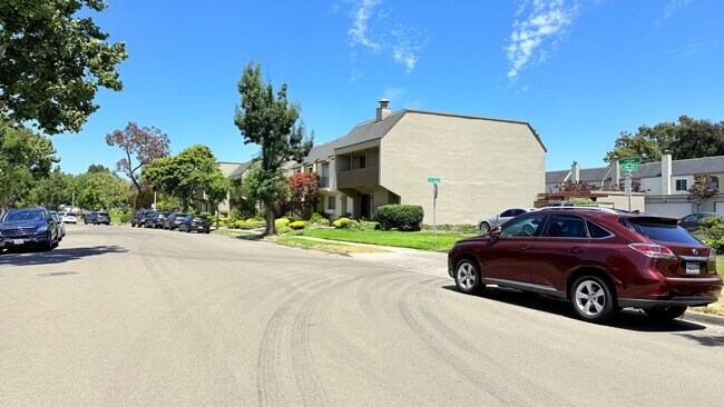 Building Photo - 1033 Fontana Dr