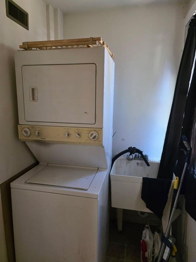 Building Photo - Wilmington Rowhome - Hedgeville Area
