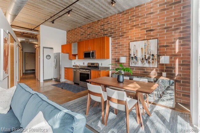 Building Photo - 333 E Parent Ave