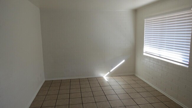 Building Photo - 4329 N Longview Ave