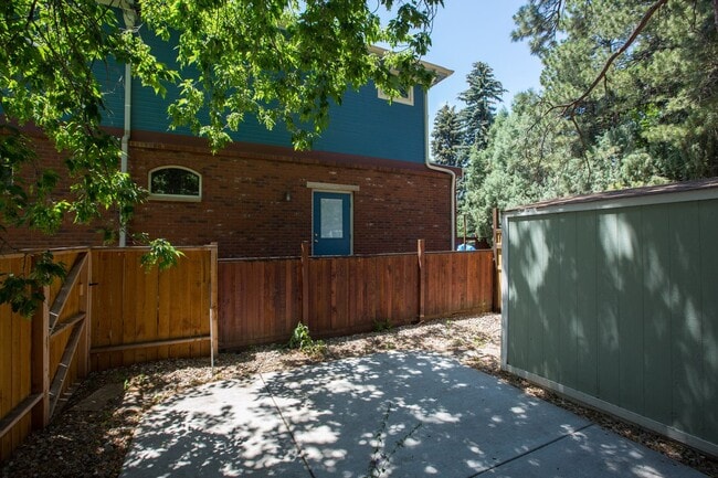 Building Photo - 504 W Mountain Ave