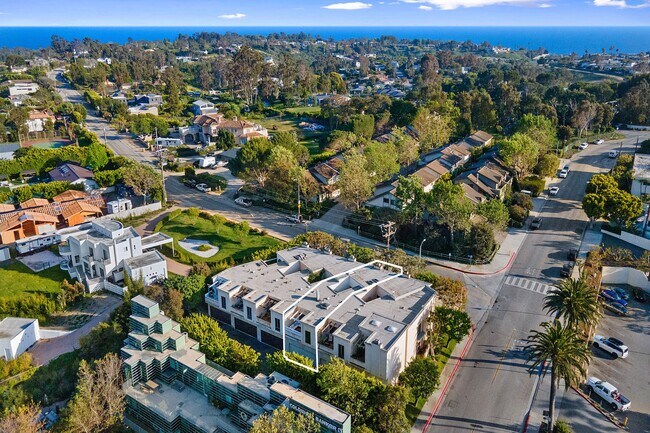 Building Photo - 6502 Dume Dr