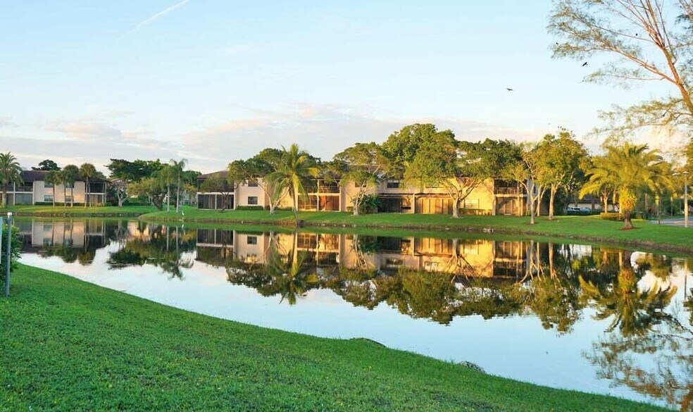 Building Photo - 9285 Vista del Lago