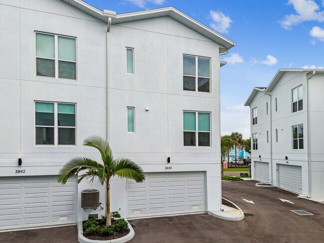Building Photo - A charming coastal townhouse, just minutes from downtown St. Pete!