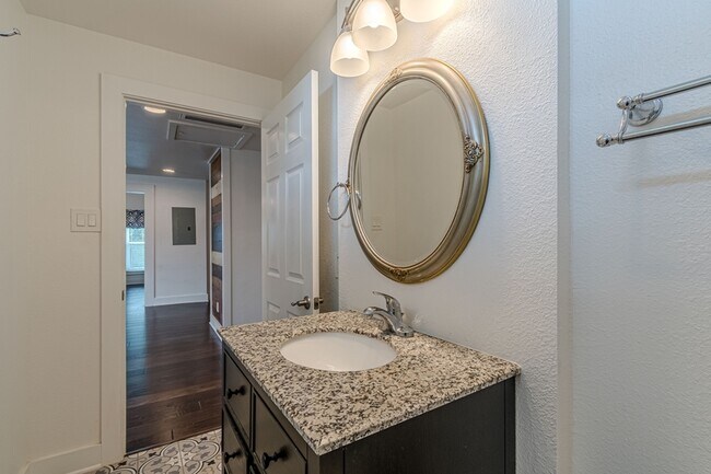 Building Photo - 311 W Mistletoe Ave