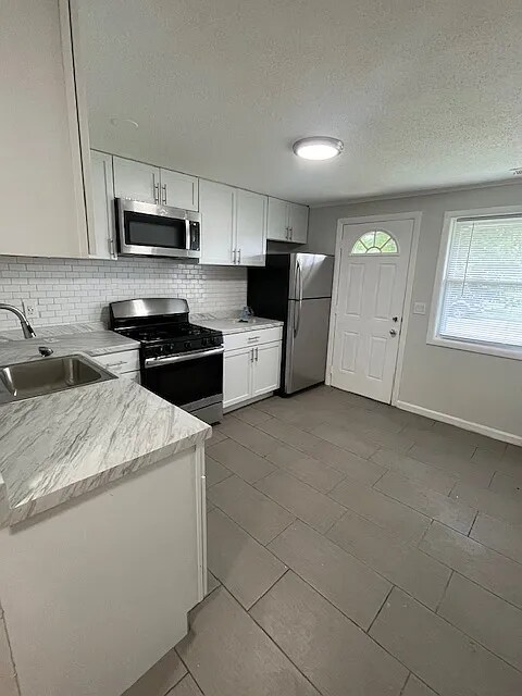 Building Photo - Fully Renovated 4-Bedroom Townhouse Available for Rent!