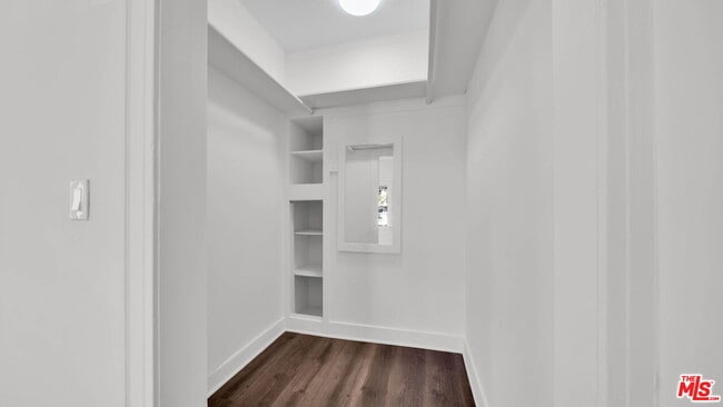 Building Photo - 806 W 40th Pl