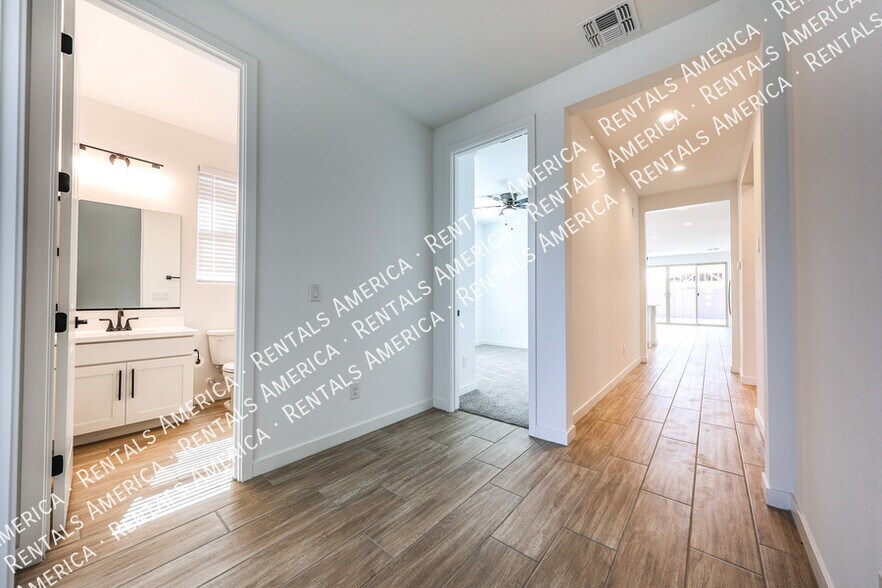 Building Photo - 5411 W Royal Palm Rd