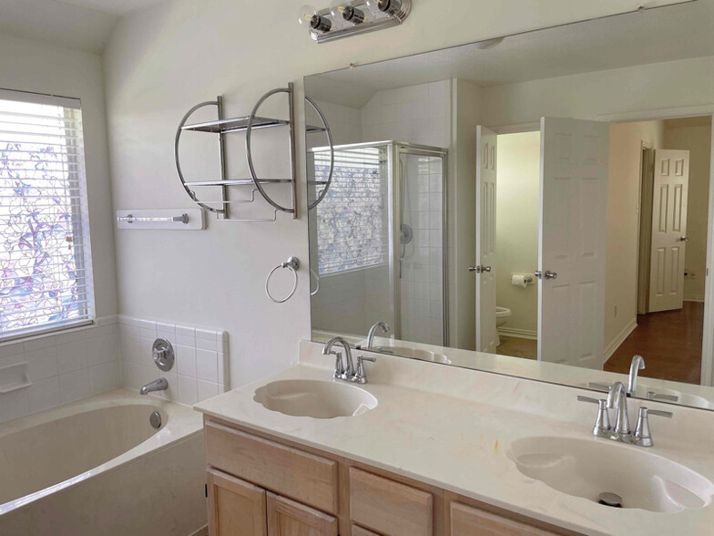 Building Photo - 4027 Almond Lake Dr