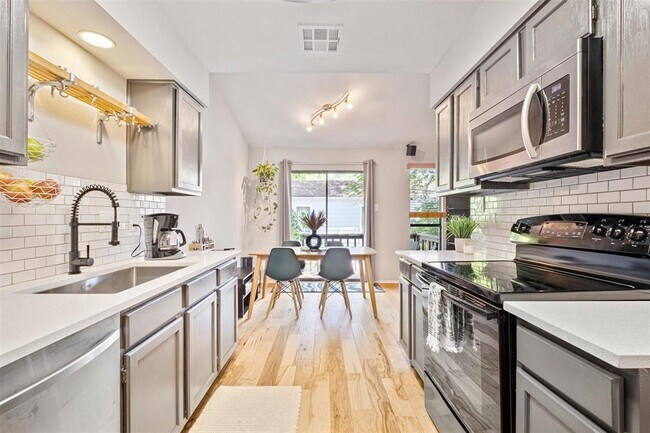 Building Photo - 5602 Woodrow Ave