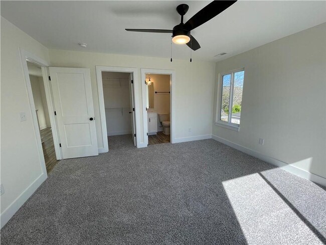 Building Photo - Single Family Home in Seneca!