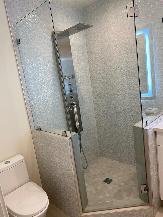 Building Photo - 662 Salem St