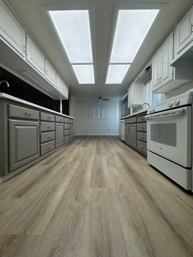 Building Photo - 5 Bedroom, 3.5 Bath, Beautiful 1,856 SQ FT...