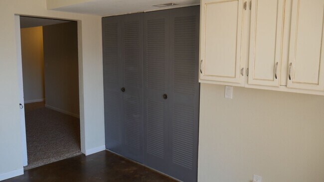 Building Photo - 3 Bedroom 2.5 Bath Townhome with Great Mou...