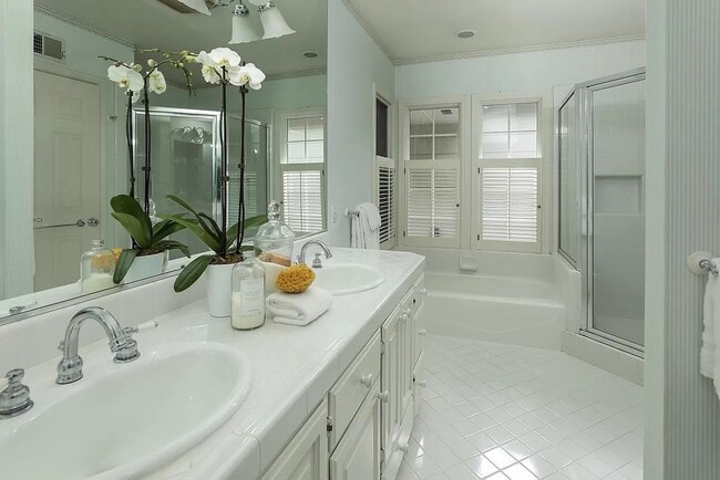 Building Photo - 325 Arden Rd