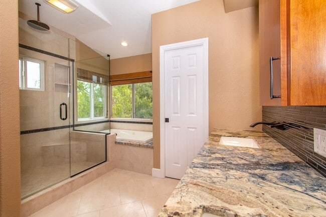 Building Photo - Beautiful + Spacious 4 bedroom/3 bath/3 Ca...