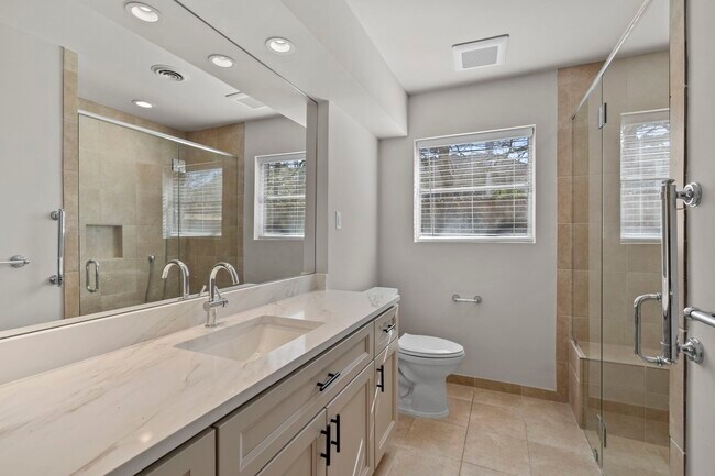 Building Photo - 365 Piney Point Rd