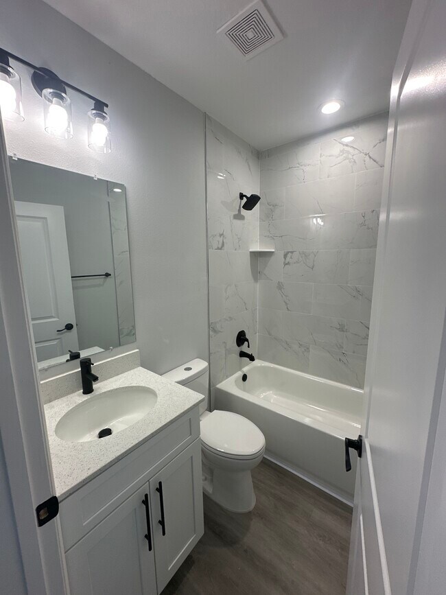 Building Photo - 6918-6920 Dickinson Dr