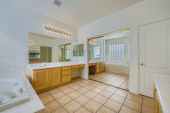 Building Photo - Newly remodeled 4 bedroom home!