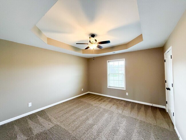 Building Photo - 5 Bedroom 3 Bathroom Home