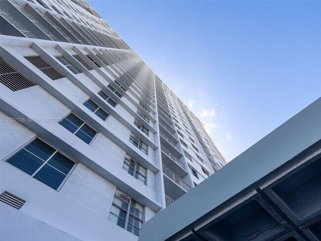 Building Photo - 500 Bayview Dr