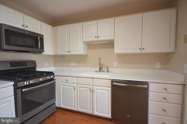 Building Photo - 46891 Eaton Terrace