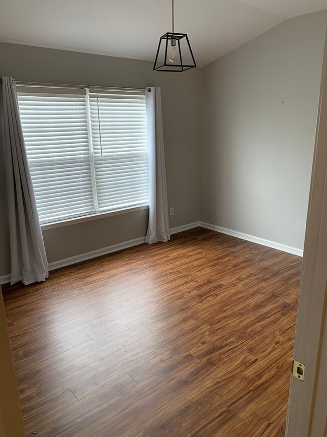 Building Photo - Renovated 2 Bed, 1.5 Bath Townhome w/ Comm...
