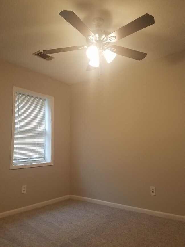 Building Photo - 2 Bed 1.5 Bath in Atlanta!