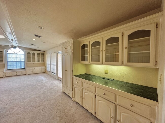 Building Photo - 3 Bedroom