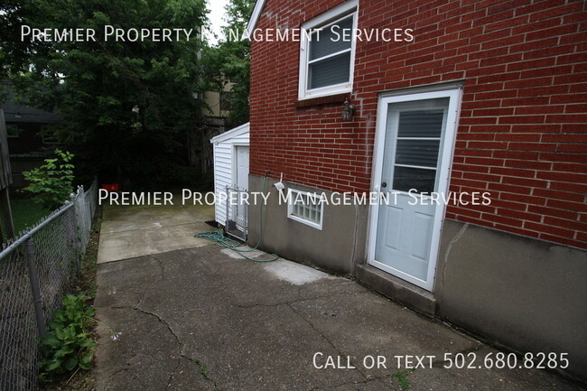 Building Photo - 3 Bedroom 2 Bath Home Close To BardsTown Rd