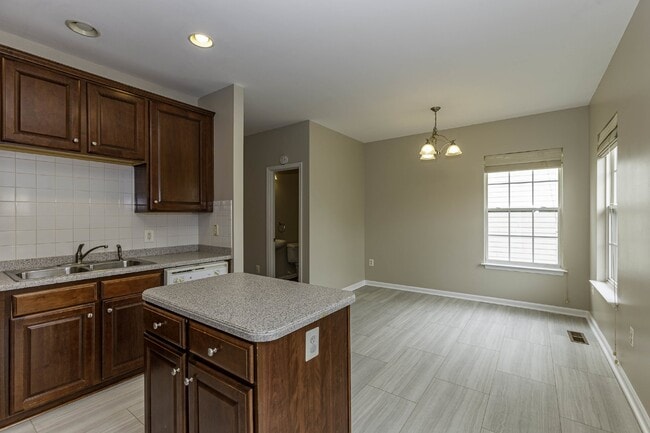 Building Photo - 4 BR Townhouse in Idlewild