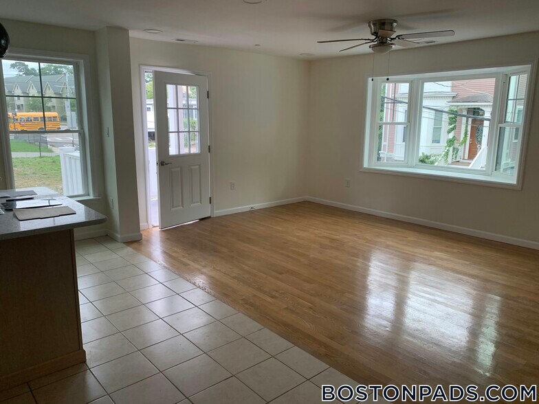 Building Photo - 154 Thornton St