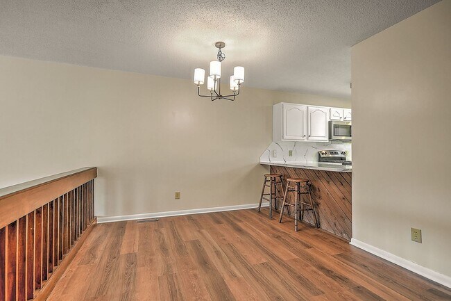 Building Photo - 501 Manor Dr