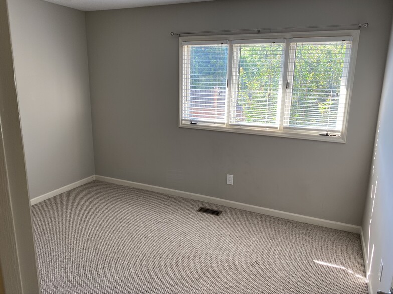 Building Photo - 1627 10th St Pl NW