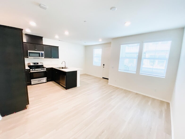 Building Photo - 30436 Town Square Dr