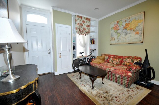 Building Photo - Spacious Fully Renovated 4BR Home with 2 Full Baths – Prime Manayunk Location!
