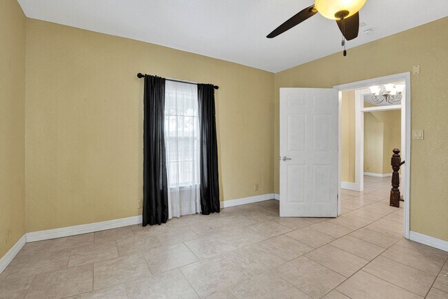 Building Photo - Charming 4-Bedroom Home near Downtown SA!